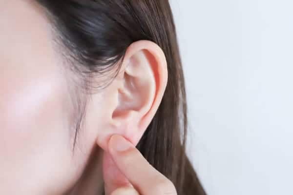 Réparation du lobe d’oreille fendu : tarif et prise en charge